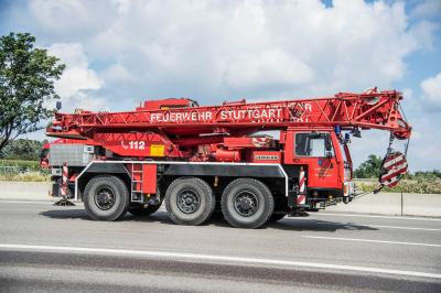 Stuttgart: Drei Lkw fahren aufeinander - 2 Schwerverletzte - Pkw Daimler frisch vom Werk beschaedigt